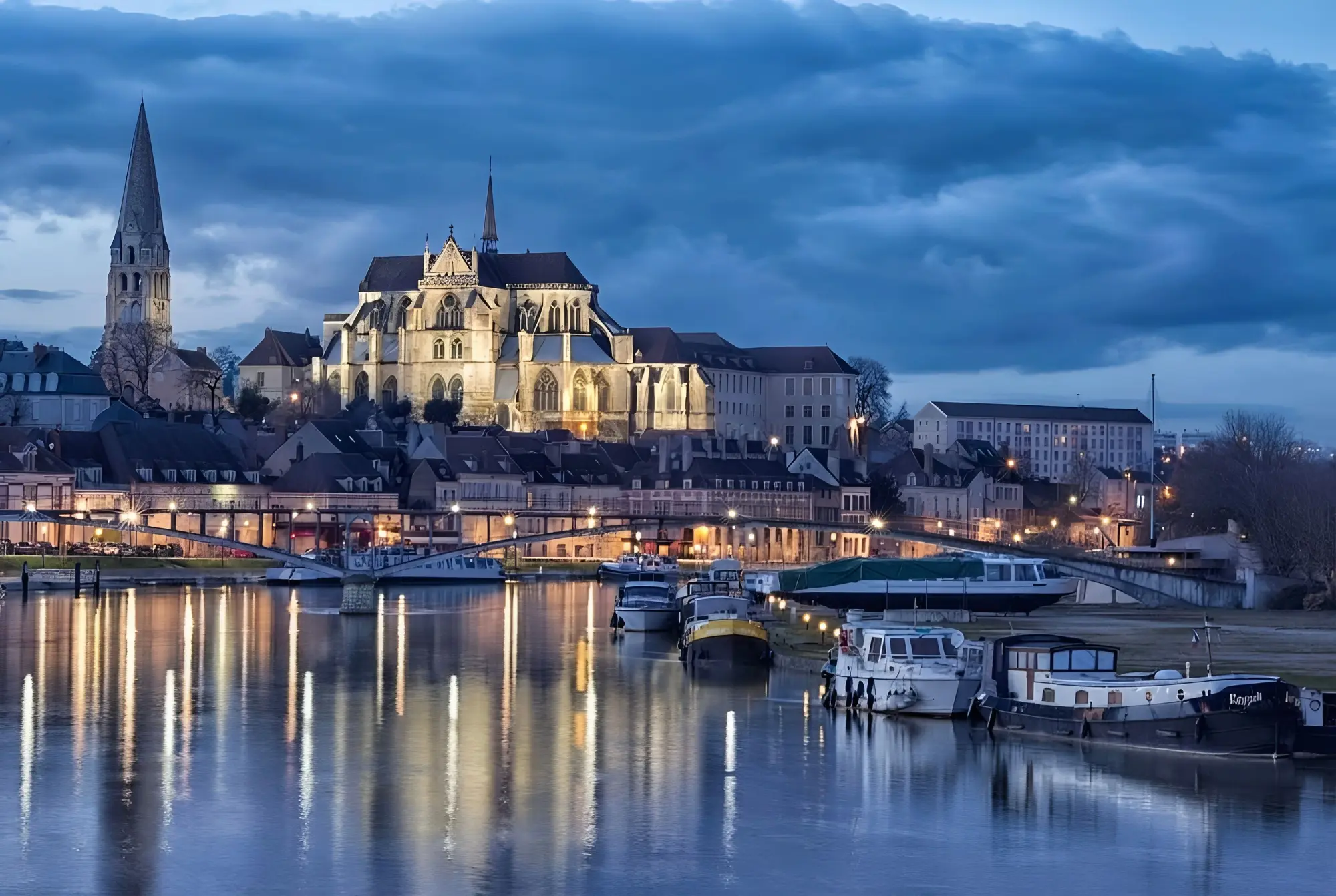 Illustration générée par IA : quai au bord de l’Yonne au crépuscule